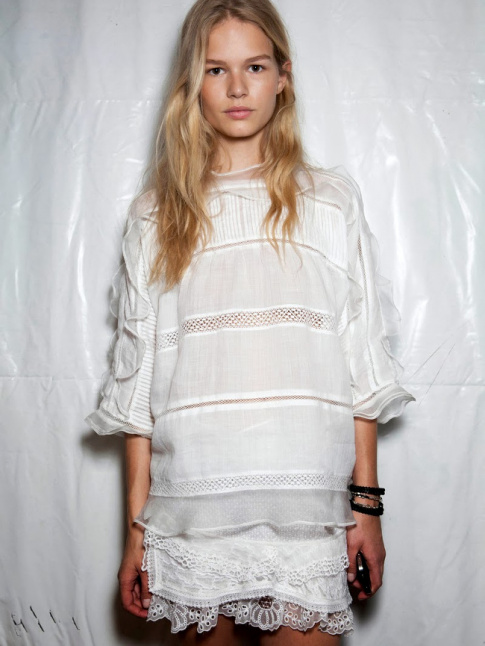 Entre dentelle et monochrome blanc, ce look Isabel Marant a tout bon !