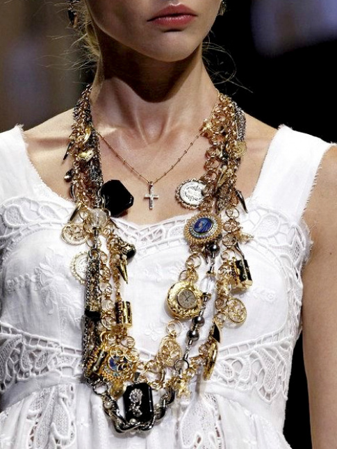 Robe en dentelle blanche + accumulation de mdailles = le bon mix