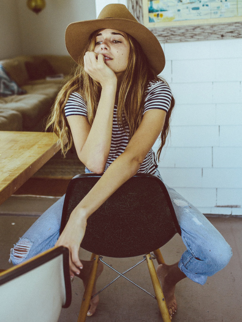 Chapeau de cowboy + tee-shirt ray + jean destroyed = le bon mix