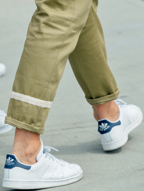 Baskets blanches + pantalon kaki roulott sur la cheville = le bon mix