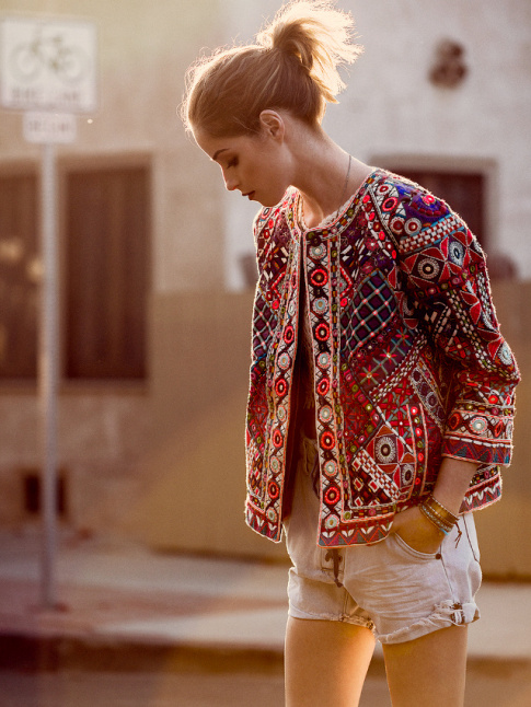 La veste folk, idale pour rchauffer le duo marcel blanc/short en jean !
