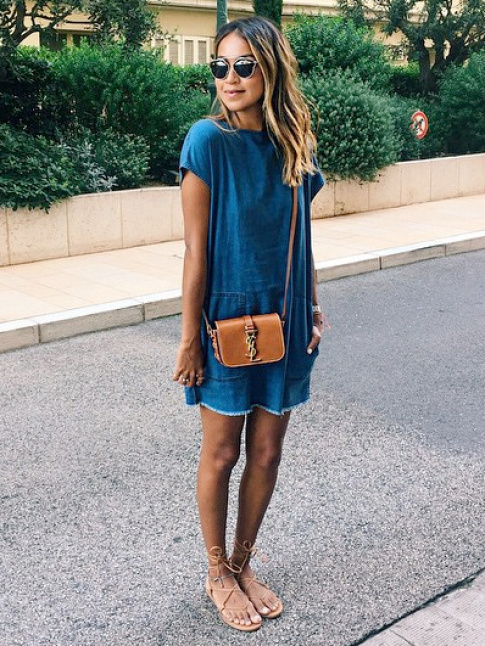 Robe minimaliste en denim + mini sac caramel = le bon mix