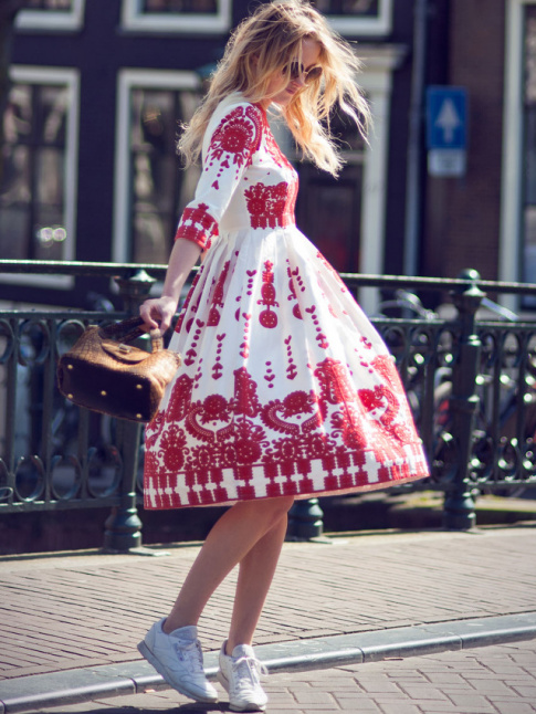 Robe longueur midi brode + baskets blanches = le bon mix