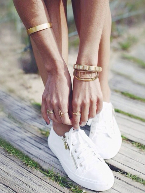 Qu'importe la marque, cet t on continue de porter des baskets blanches !