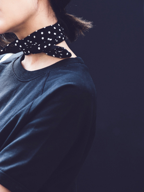 Rien de tel qu'un foulard nou prs du cou pour chiciser un sweat !