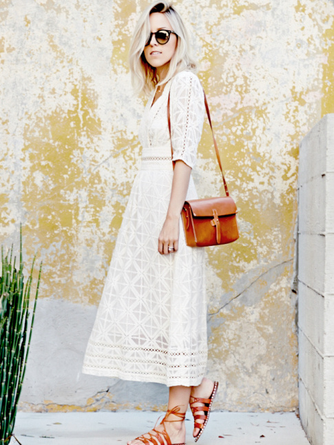 Robe blanche en matire ajoure + petite sacoche caramel + sandales  lacets = le bon mix