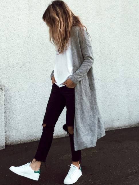 Baskets blanches + tee-shirt blanc + slim destroy noir + long et fin gilet = le bon mix