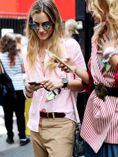 La chemise rose ple un brin froisse, une bonne alternative  la chemise blanche !