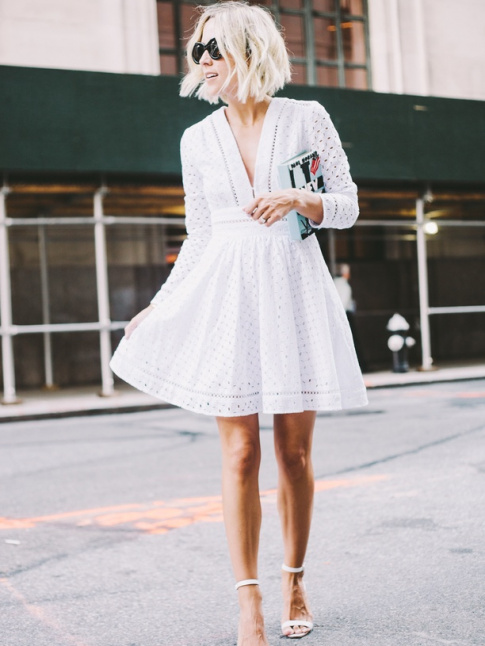 Robe en broderie anglaise blanche + sandales hautes perches minimalistes blanches = le bon mix