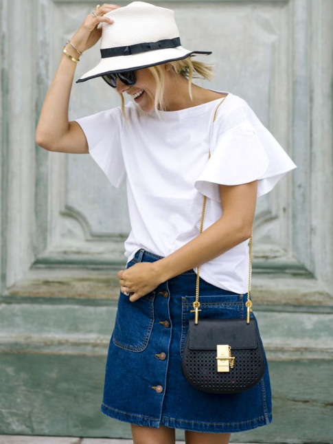 Cet t, on transforme un look casual en une tenue chic en troquant son tee-shirt blanc contre un top immacul