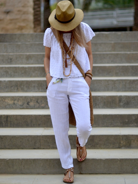 Top romantique + pantalon masculin + accumulation de colliers en perles de bois = le bon mix