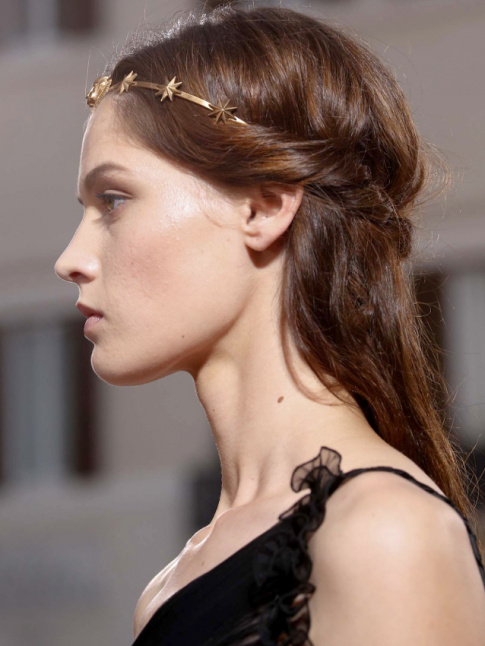 Dlicate et romantique  souhait, la couronne d'toiles Valentino fait mouche
