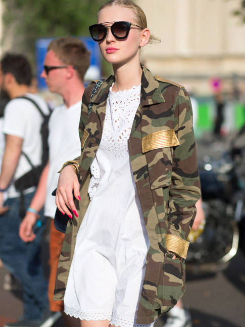 Robe en broderie anglaise + veste militaire = le bon mix