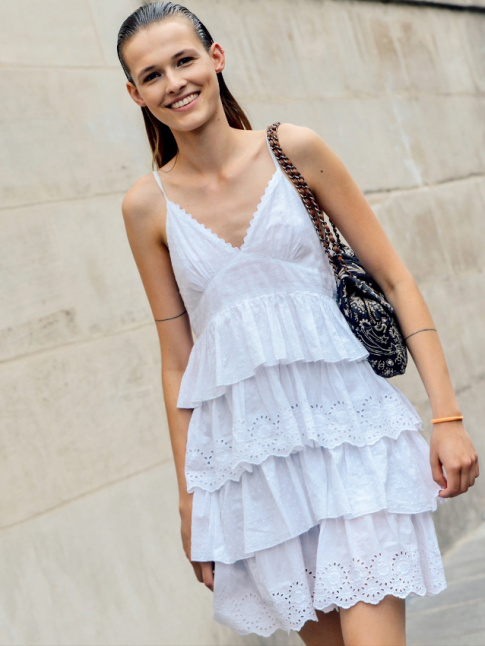 Rien de tel qu'une robe blanche  fines bretelles pour affronter les chaudes journes d't !