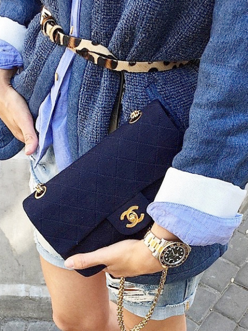 Rien de tel qu'une ceinture lopard pour relever un camaeu de bleus !