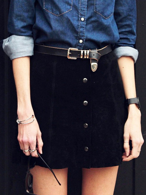 Jupe noire boutonne sur le devant + chemise en jean brut = le bon mix