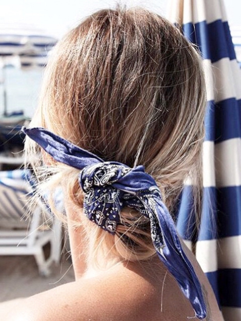 En bord de mer, le bandana bleu marine se noue en chignon