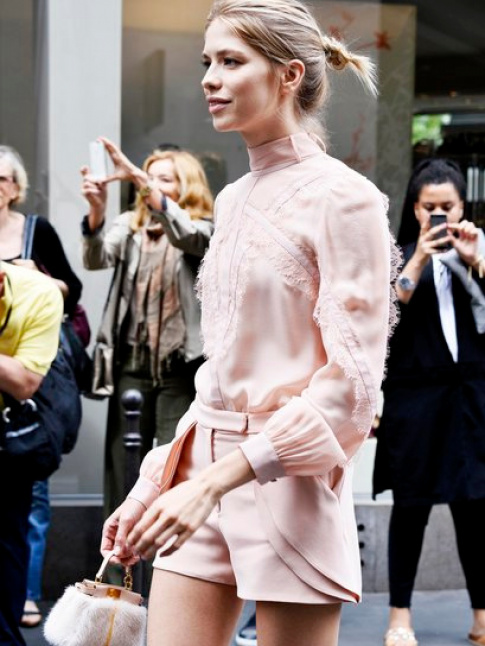 Trait en mode sophistiqu et sur des petits volumes, le total look rose poudr a tout bon !