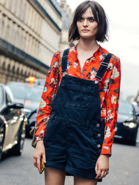 Rien de tel qu'une chemise fleurie pour gayer une salopette short noire !