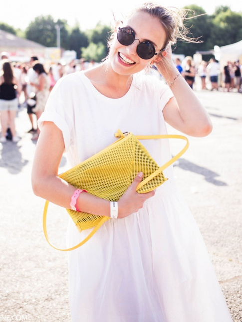 Robe ample blanche + pochette jaune = le bon mix