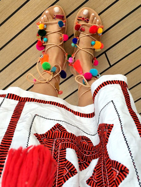 Les sandales  pompons, ou comment allier mode, fantaisie et humour