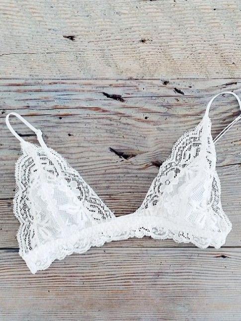 Rien de tel qu'un soutien-gorge triangle en dentelle pour fminiser un marcel loose !