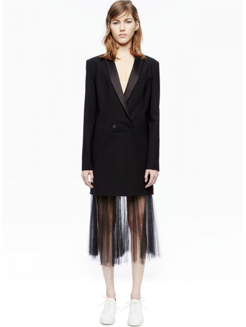 Longue veste de smoking + jupe midi noire translucide = le bon mix