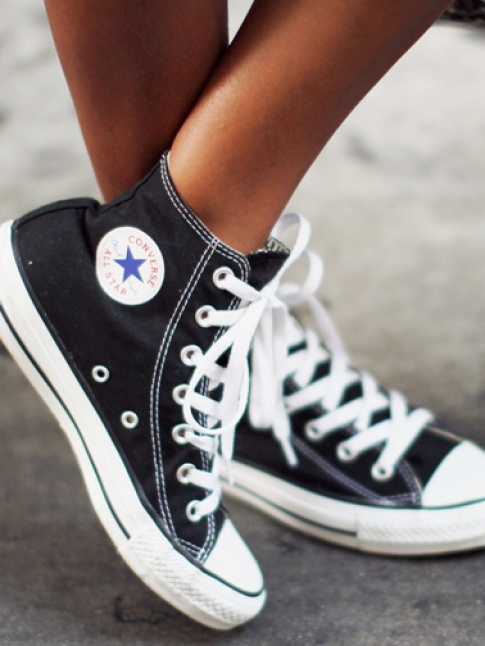 Wanted : des jambes ultra bronzes et une paire de converses noires semi-montantes !