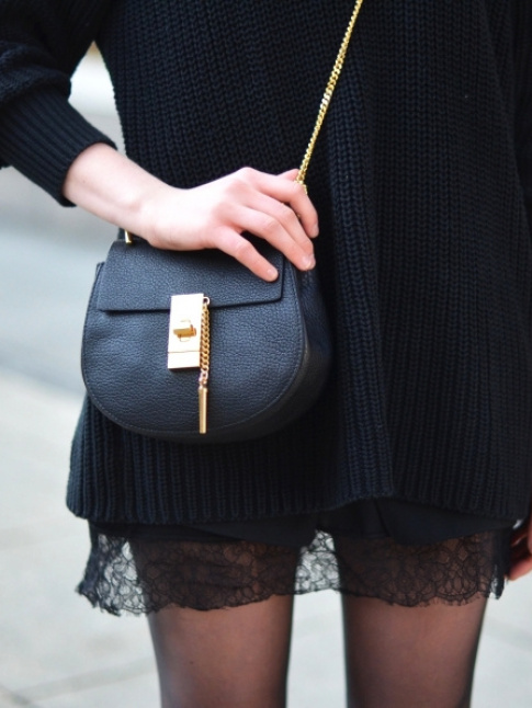 Rien de tel qu'un gros pull pour apaiser une tenue sexy !