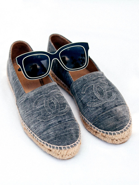 Avec leur toile faon denim, les espadrilles Chanel deviennent presque dsirables