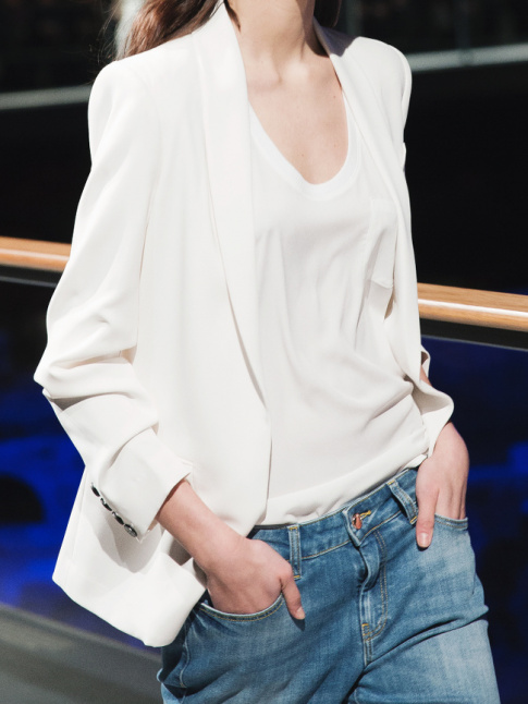 Oui au blazer pour sophistiquer le duo jean large/tee-shirt loose !