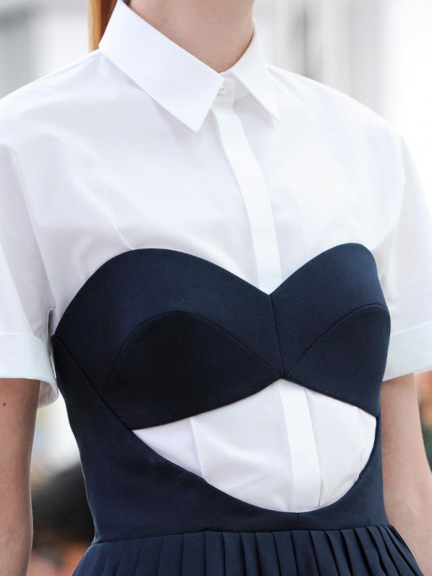 Rien de tel qu'une chemisette blanche pour dompter une robe bustier un brin impudique !