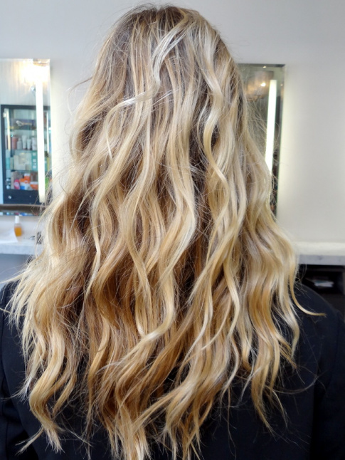  peine ondule et dore juste comme il faut, cette crinire blonde donne envie de passer chez le coloriste !