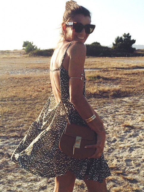 Wanted : une petite robe ultra lgre  porter avec de fins bracelets dors