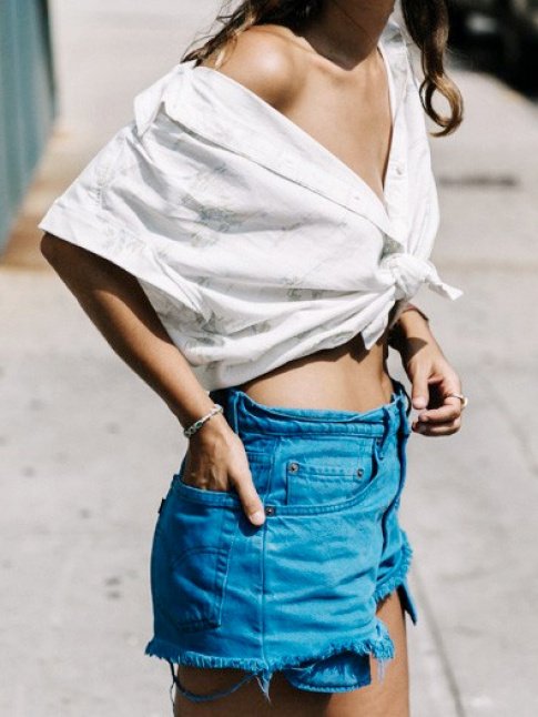 Et si on transformait nos chemises en tops cropped et sexy ?