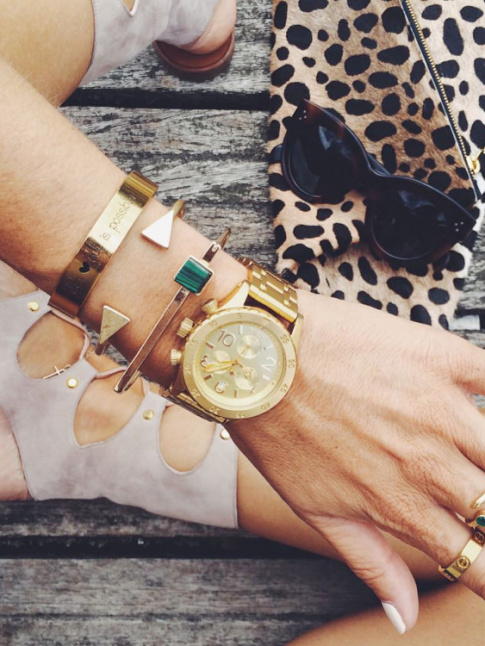 La montre dore, idale pour accompagner une accumulation de bracelets !