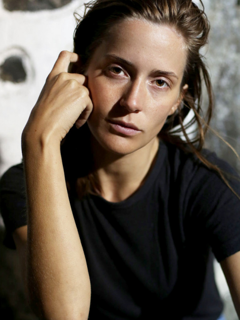 Rien de tel qu'un simple tee-shirt noir pour souligner un bronzage naissant !