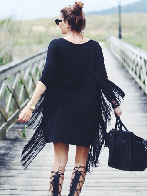 Le total look noir offre une jolie patine au look bohme