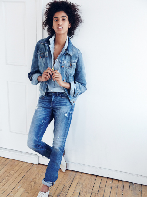 Associ  une paire de derbies blanches, le total look denim gagne en lgance