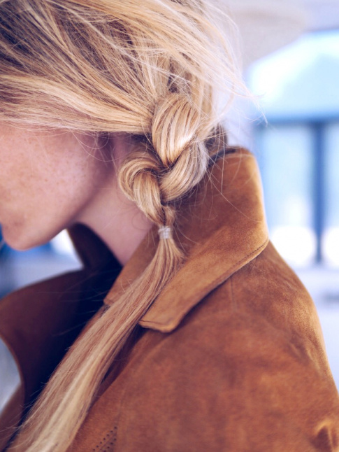 Oui au mix noeud de cheveux/tresse courte !
