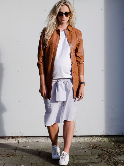Rien de tel qu'une sur-chemise en cuir pour twister la silhouette d'une future maman !