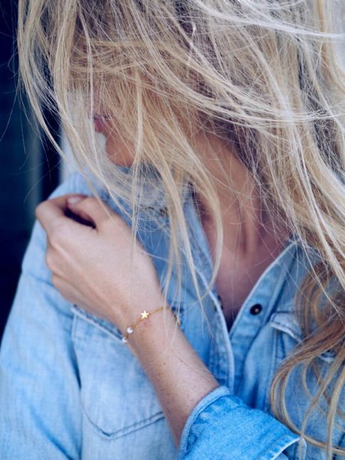 Chemise en jean clair + trs fin bracelet = le bon mix