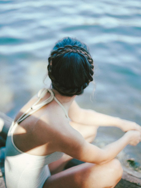 Rien de tel qu'une couronne de tresses pour sophistiquer un maillot de bain une pice !
