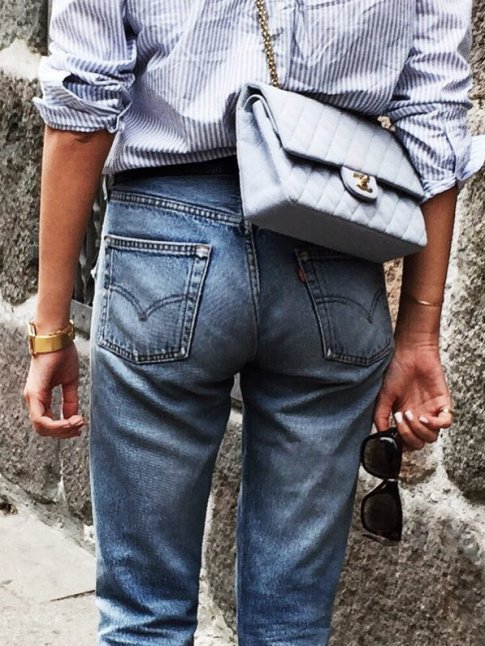 Sac bleu ciel + chemise raye bleue = le bon mix
