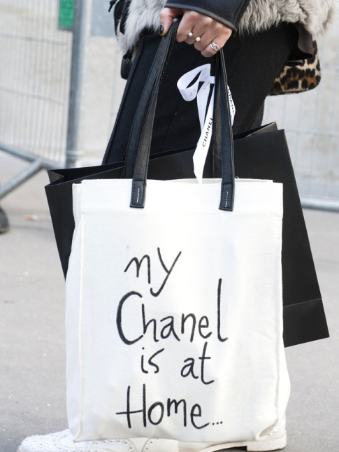 Il suffit parfois d'un feutre noir et d'un peu d'humour pour booster l'allure d'un tote bag !