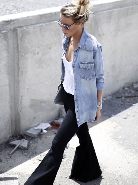 Jean ultra flare + marcel loose blanc + chemise en jean clair + chignon haut = le bon mix