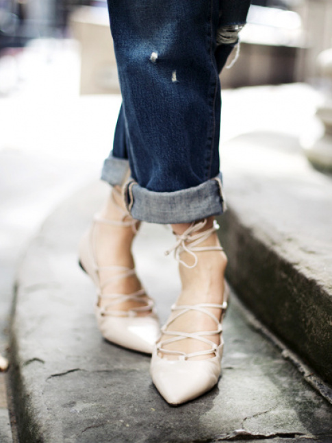 Jean brut boyfriend roulott sur la cheville + ballerines laces = le bon mix