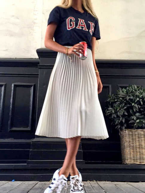 Jupe plisse fminine + tee-shirt  logo = le bon mix