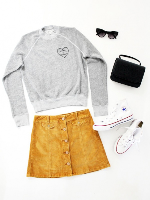 Entre jupe en velours camel et converses blanches, ce petit look de rentre a tout bon !