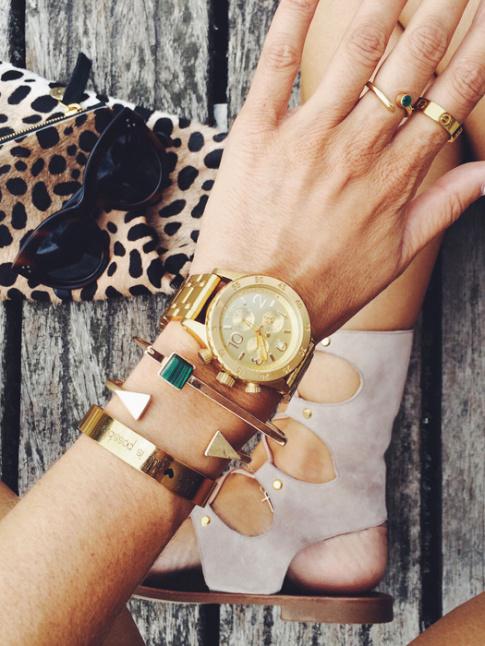 On ne se lasse pas de l'accumulation montre/bracelets !